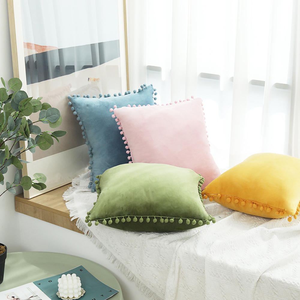 Gối trang trí đệm nhung có tua rua quả pom pom